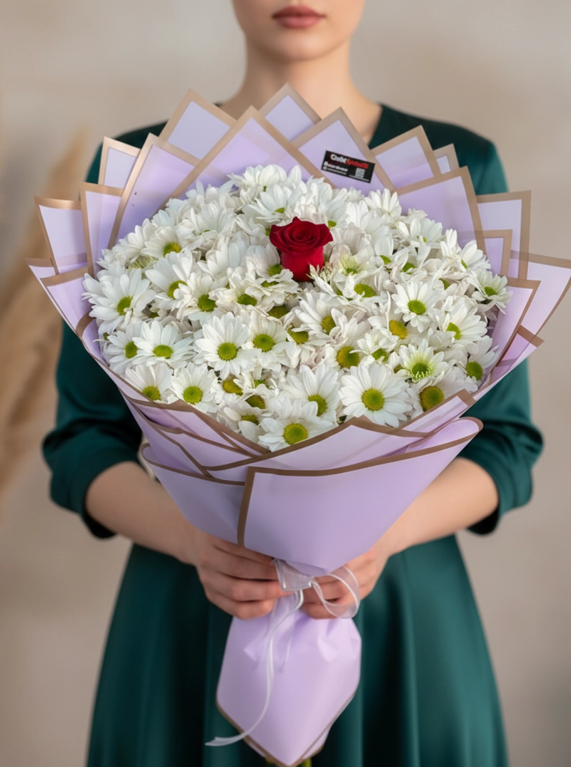 Papatya Ortasında Tek Gül Buketi