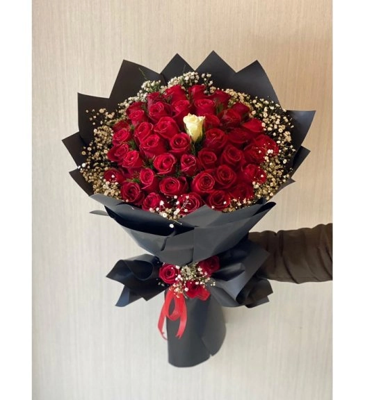 41 Adet Kırmızı Gül Ortasında Beyaz Gül Buketi